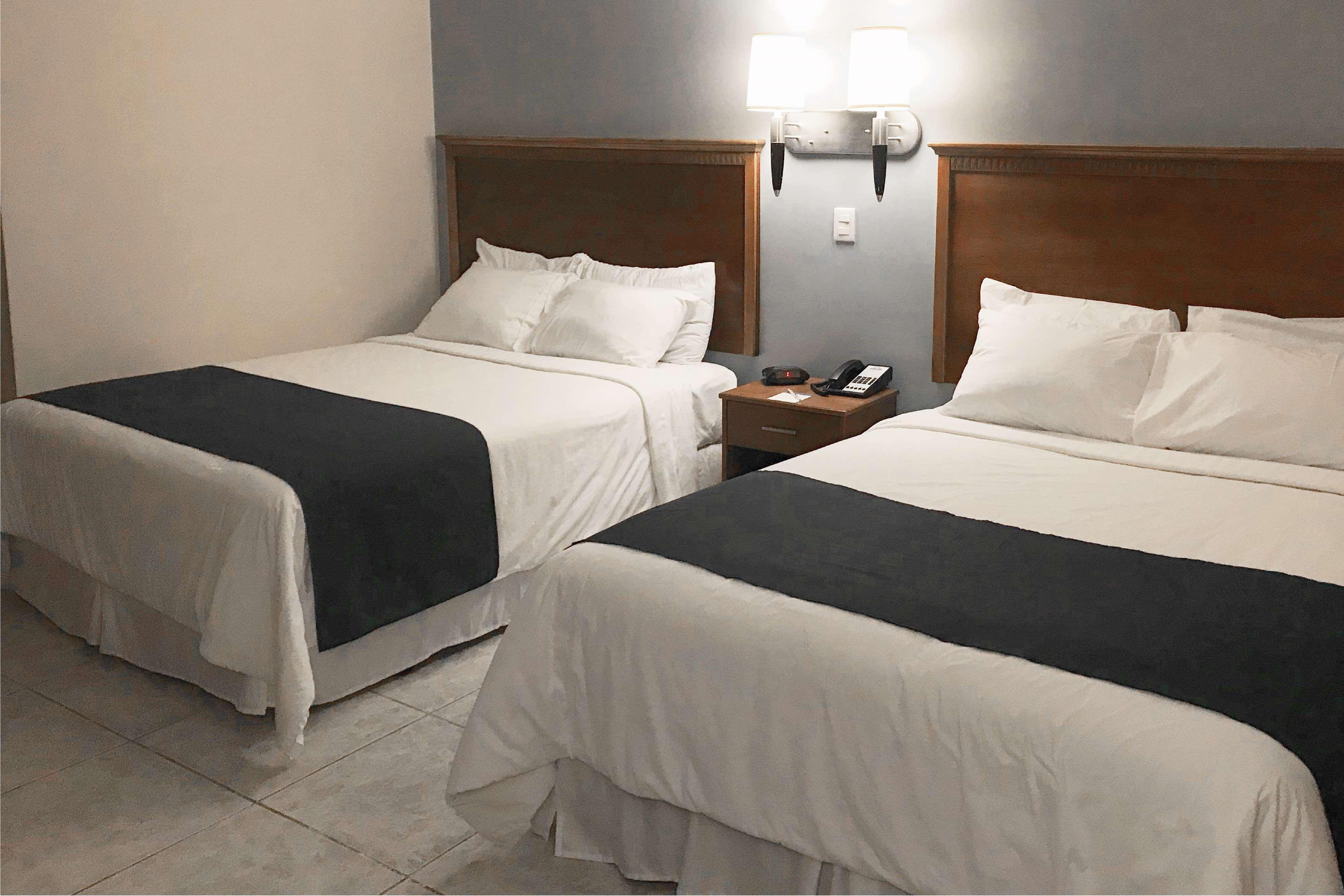 Days Inn By Wyndham Piedras Negras Bagian luar foto