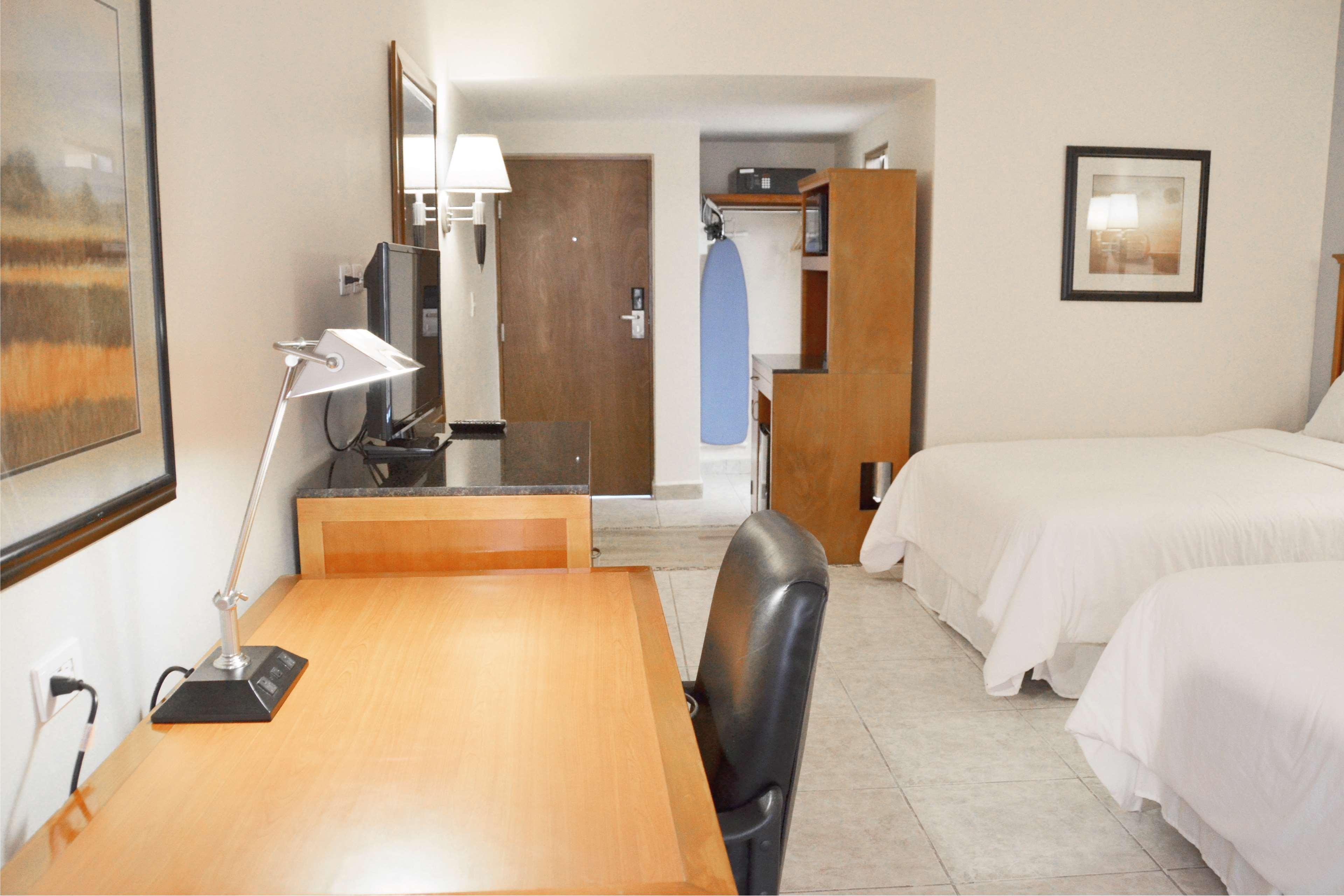 Days Inn By Wyndham Piedras Negras Bagian luar foto
